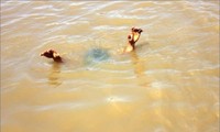 Bé trai đuối nước tử vong do lọt xuống kênh thủy lợi (hình minh họa)
