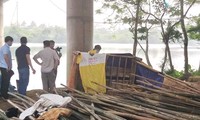 Kiểm tra hiện trường vụ thi thể người đàn ông nổi trên mặt nước sông Hương sau lưng một nhà dân
