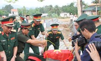 An táng liệt sĩ quân tình nguyện Việt Nam hy sinh tại Lào (ảnh T.Bình)