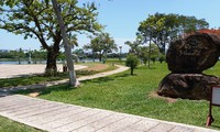 Công viên 3/2 ven bờ nam sông Hương là nơi được chọn đặt bức tượng "Người đàn ông cúi chào"