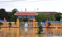 Trường lớp ngập lụt khiến hơn 3.500 học sinh tại TT-Huế chưa thể đến trường dự khai giảng năm học mới (ảnh Hòe Trần)