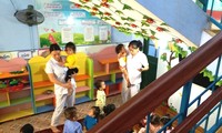 Cám cảnh trẻ 1 tuổi học dưới gầm cầu thang ở TT-Huế