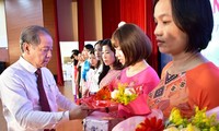 Nữ giáo viên tại TT-Huế được Chủ tịch UBND tỉnh Phan Ngọc Thọ tặng hoa chúc mừng nhân ngày Nhà giáo Việt Nam 20/11
