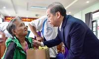 Người dân nghèo vùng Kinh thành Huế bất ngờ nhận quà Tết từ Chủ tịch UBND tỉnh TT-Huế trước ngày dời đến nơi ở mới