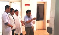 Kiểm tra công tác ứng phó dịch virus corona tại Bệnh viện Trung ương Huế (ảnh Văn Minh)