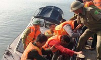 Ứng cứu khẩn cấp, đưa 11 thuyền viên trên chiếc thuyền vỡ mạn vào bờ. (ảnh do Ban Chỉ huy PCTT&TKCN TT-Huế cung cấp)