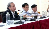 Tại buổi họp báo, ông Phan Ngọc Thọ (bìa trái), Chủ tịch UBND tỉnh Thừa Thiên Huế cho biết, tỉnh này đã kịp thời cách ly 12 hành khách đi cùng chuyến bay với nữ bệnh nhân thứ 17 nhiễm Covid-19.
