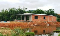 Nhà cửa kiên cố, bề thế xây trên đất nền hình thành trái phép tại khu vực mặt nước nuôi trồng thủy sản ỏ Lộc Trì, Phú Lộc.