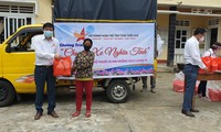 Hội Doanh nhân Trẻ TT-Huế tặng quà cho đồng bào nghèo, bà con người dân tộc thiểu số huyện miền núi Nam Đông.