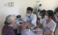Thầy thuốc trẻ tỉnh TT-Huế tình nguyện khám chữa bệnh phục vụ người dân trên địa bàn.