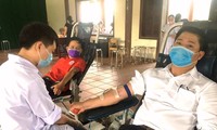 Chủ tịch UBND thị xã Hương Thủy Nguyễn Thanh Minh tham gia hiến máu tình nguyện lần này.