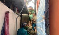 Lực lượng phản ứng nhanh giúp dân TP Huế phòng chống lụt bão.