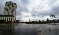 Đường phố tại Huế không một bóng người, bầu trời mây đen kịt kèm mưa lớn, gió to.