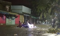 Lũ đổ về trong đêm cuốn trôi một người, vây nhà dân ở Quảng Nam