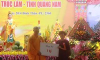 Đại đức Thích Trúc Thái Minh là đại diện Ba Vàng Quảng Nam nhận tiền ủng hộ 