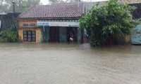 Nhà dân ở Quảng Nam ngập trong nước lũ