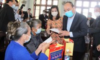 Thủ tướng Nguyễn Xuân Phúc tặng quà Tết cho người dân xã Quế Phú, huyện Quế Sơn, Quảng Nam.