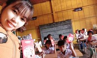 Học trò vùng cao Quảng Nam hân hoan nhận lì xì trong ngày đầu đến lớp