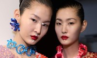 Dự báo makeup trend mùa Thu Đông: Son đỏ thống trị sàn diễn lẫn cuộc sống