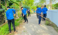 Thanh niên chung tay làm sạch đường làng ngõ xóm, xây dựng đô thị văn minh