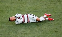 Khán giả thắc mắc khi Cristiano Ronaldo nằm lăn trên sân: &quot;Va chạm tay nhưng sao ôm mặt?&quot; 