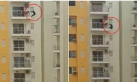 Một người Ấn Độ tập thể dục bằng cách đu bên ngoài ban-công tầng 12, ai nhìn cũng hoảng