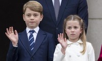 Công chúa Charlotte được khen hết lời vì nhắc anh trai George chỉnh tư thế lúc hát quốc ca