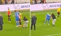 Cổ động viên Thổ Nhĩ Kỳ rút cờ phạt góc tấn công thủ môn đến mức phải đi cấp cứu