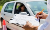 Thí sinh thi lấy bằng lái xe bị phạt vì “hối lộ” người chấm thi món quà khó tin