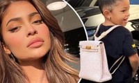 Kylie Jenner (lại) bị chỉ trích vì cho con gái đeo balô Hermès “đắt hơn ô tô” để học ở nhà