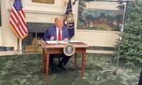 Tổng thống Trump gặp chuyện oái oăm: Họp báo ở Nhà Trắng mà ai cũng chỉ chú ý đến cái bàn