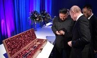 Chủ tịch Kim tặng thanh kiếm và đồng xu cho Tổng thống Putin. Ảnh: Reuters