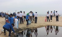 Đoàn viên thanh niên tham gia dọn dẹp bãi biển trong lễ ra quân “Hãy làm sạch biển”.