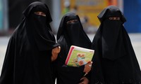 Việc trùm đầu và đeo khăn che mặt phổ biến ở phụ nữ Hồi giáo. Ảnh: AFP