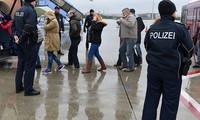 Những người xin tị nạn được hộ tống lên máy bay tại miền nam nước Đức. Ảnh: AP
