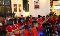 Hàng trăm cổ động viên tập trung ổ vũ cho đội tuyển Việt Nam. Ảnh: Duy Phạm