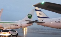 Các máy bay hạ cánh tại sân bay Tel Aviv của Israel. Ảnh: AP