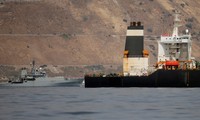Hải quân Hoàng gia 'dàn quân' bảo vệ tàu hàng trên eo biển Hormuz. Ảnh: Reuters