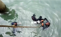 Thợ lặn trục vớt hiện vật trong tàu cổ ở vùng biển Dung Quất hồi năm 2018. Ảnh: Phạm Linh.