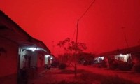 Bầu trời Indonesia nhuộm màu đỏ rực như máu