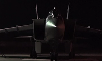 Xem tiêm kích đánh chặn MiG-31 phóng tên lửa huỷ diệt mục tiêu trong đêm