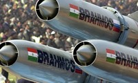 BrahMos là loại tên lửa hành trình siêu thanh ứng dụng công nghệ tàng hình có thể phóng từ tàu, tàu ngầm, máy bay hay các trạm phóng lưu động trên mặt đất. Ảnh : AP