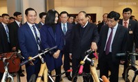 Thủ tướng tham quan sản phẩm tiêu biểu của doanh nghiệp Việt