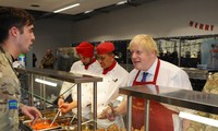 Ông Johnson đích thân phục vụ bữa trưa Giáng sinh cho quân đội Anh ở Estonia