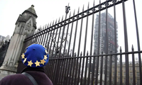 Một người ủng hộ EU nhìn về phía cung điện Westminster. Ảnh: The Guardian