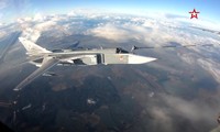 Cận cảnh Su-30SM và máy bay ném bom Su-24M tiếp nhiên liệu trên không