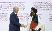 Mỹ và Taliban ký thỏa thuận hòa bình nhằm chấm dứt cuộc chiến kéo dài 18 năm qua giữa hai bên, ngày 29/2 tại Doha, Qatar. (Nguồn: Getty Images)