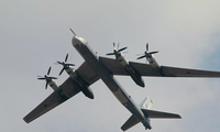 Máy bay ném bom Tu-95 mang theo tên lửa chiến lược. Ảnh: Sputnik