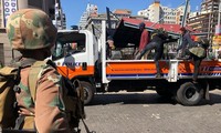 Những người vô gia cư ở Johannesburg lên chiếc xe tải của cảnh sát để tới nơi trú ẩn trong thời gian phong tỏa. Ảnh: CNN