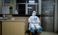 Một nhân viên y tế trong bộ đồ bảo hộ nghỉ ngơi trong ca đêm của cô tại một trung tâm dịch vụ y tế cộng đồng, ở quận Qingshan của Vũ Hán, tỉnh Hồ Bắc, Trung Quốc ngày 9/2/2020. Ảnh: Reuters​​